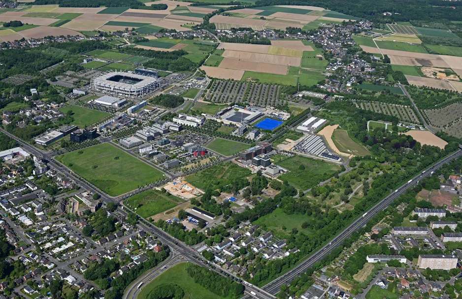 Luftbild des Nordparks Mönchengladbach mit Stadion, Grünflächen und Lage des Feies Campus.