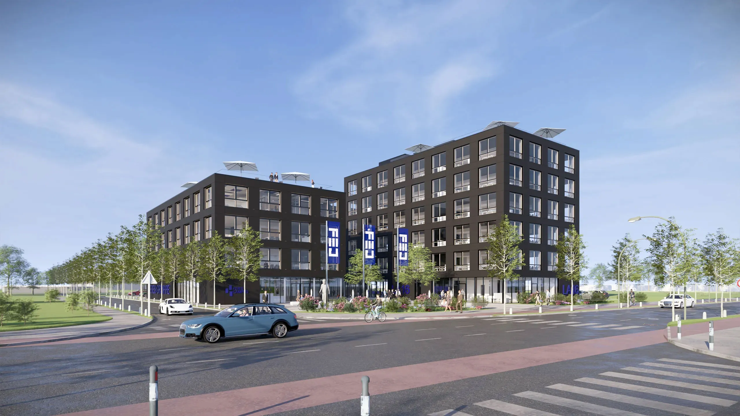 Außenansicht des Feies Campus an der L 416 mit Straßenraum, Radweg und begrüntem Vorplatz.