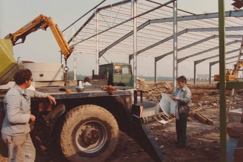 Historisches Foto – Bauarbeiter mit Traktor auf Baustelle