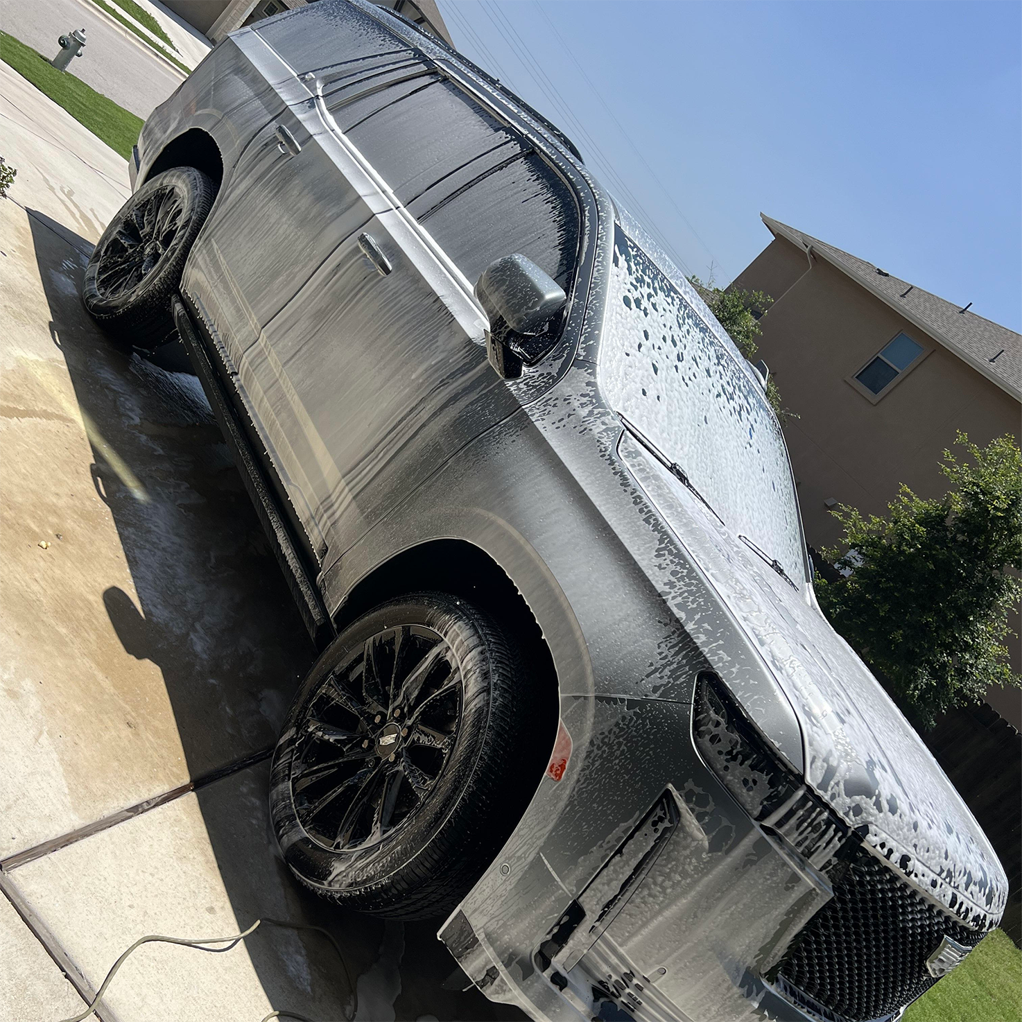 subject: image of staff consulting a customer (for an automotive service)