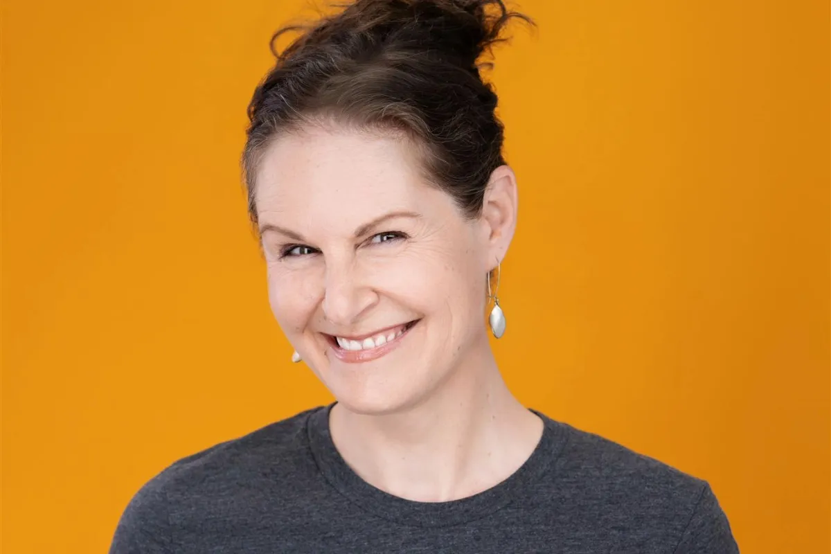 Jennifer Colestock, Chief Spanish Officer at Gringo Language Academy in Bend, Oregon, smiling in a headshot to invite visitors to a free Glow-Up session.