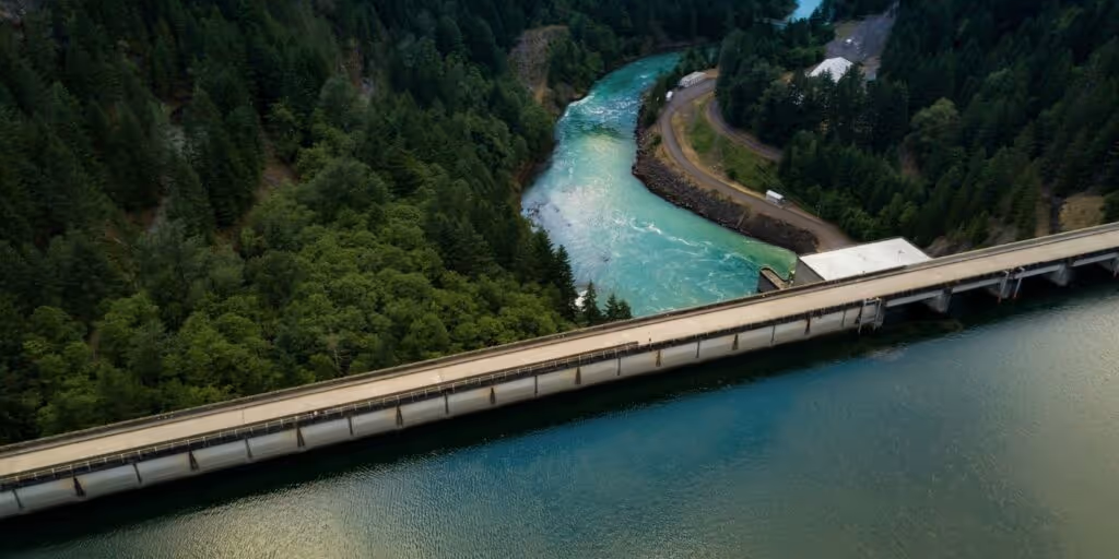 a damn using water as a renewable net zero carbon energy source