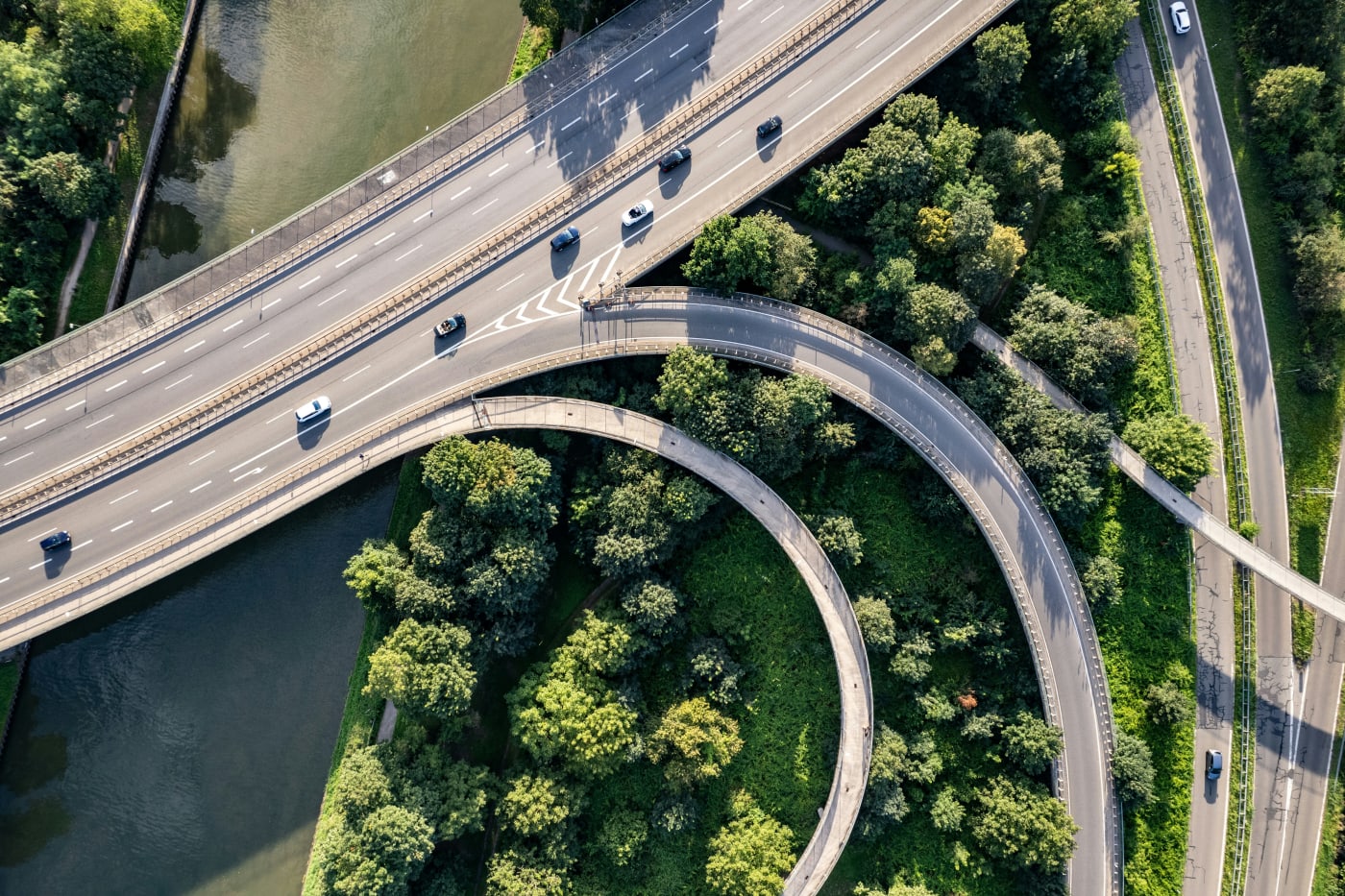 birdseye view of intersecting highways