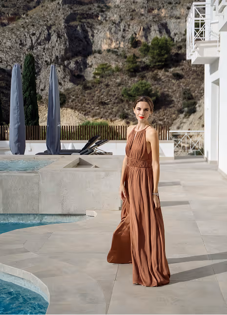 Жінка в ошатній коричневій сукні