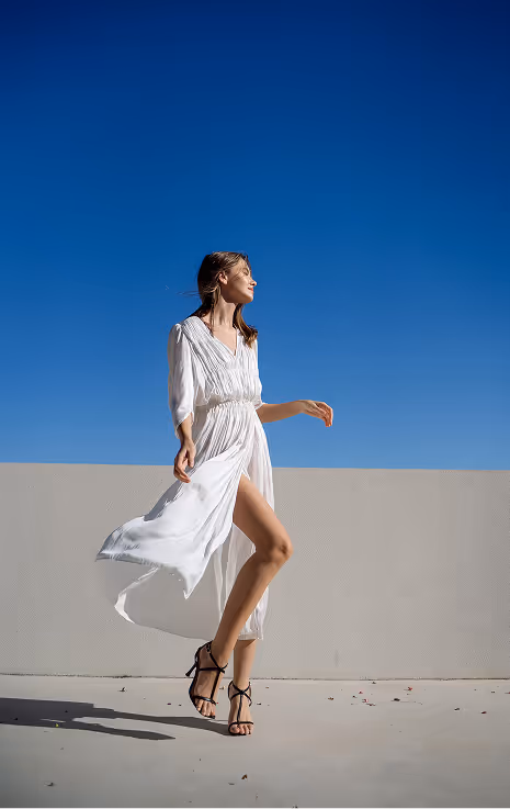 Фото жінки у сукні на піску
