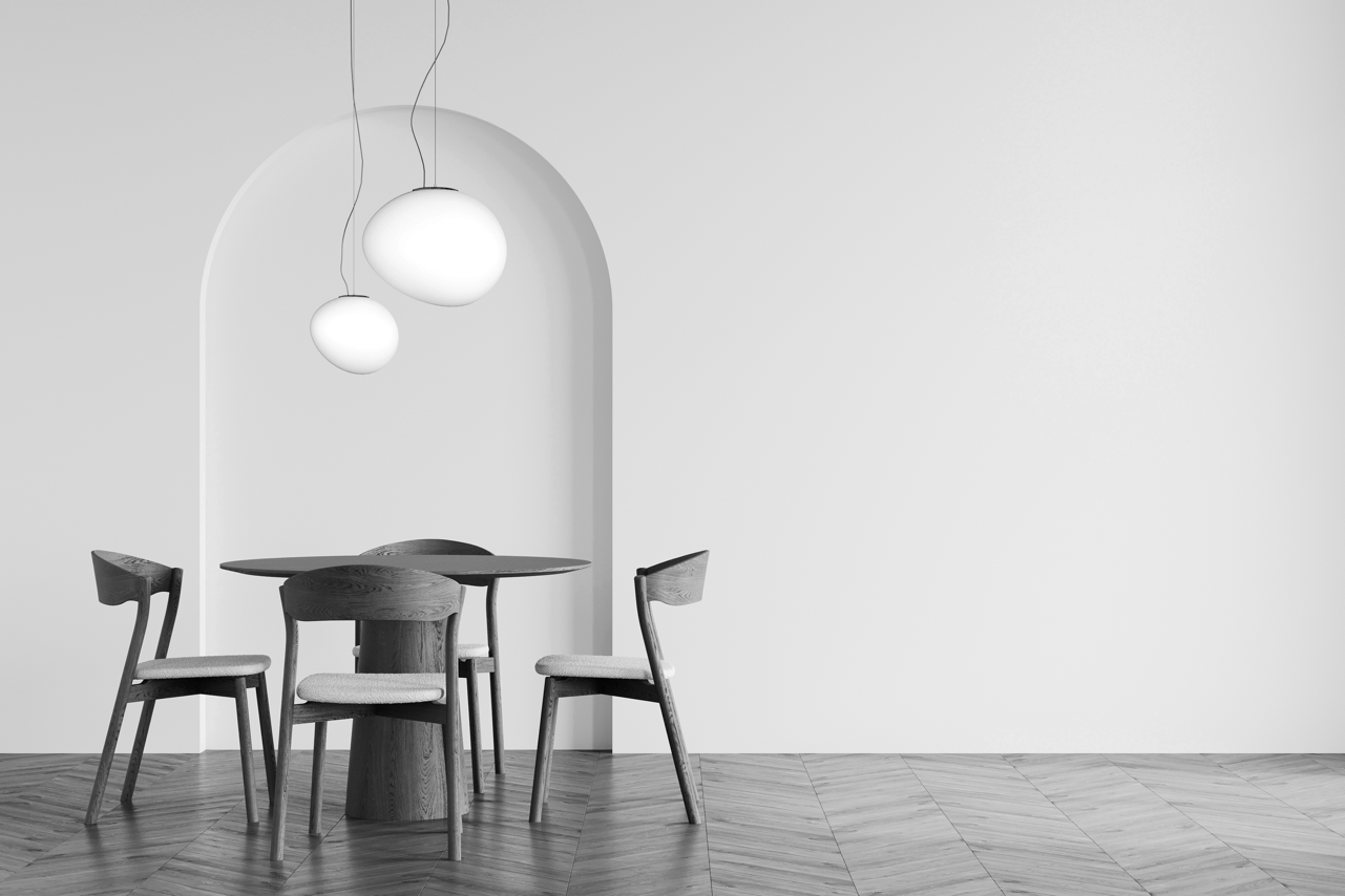 Minimalistisches Esszimmer mit rundem Holztisch, drei Stühlen und modernen Hängelampen vor einer bogenförmigen Wandnische