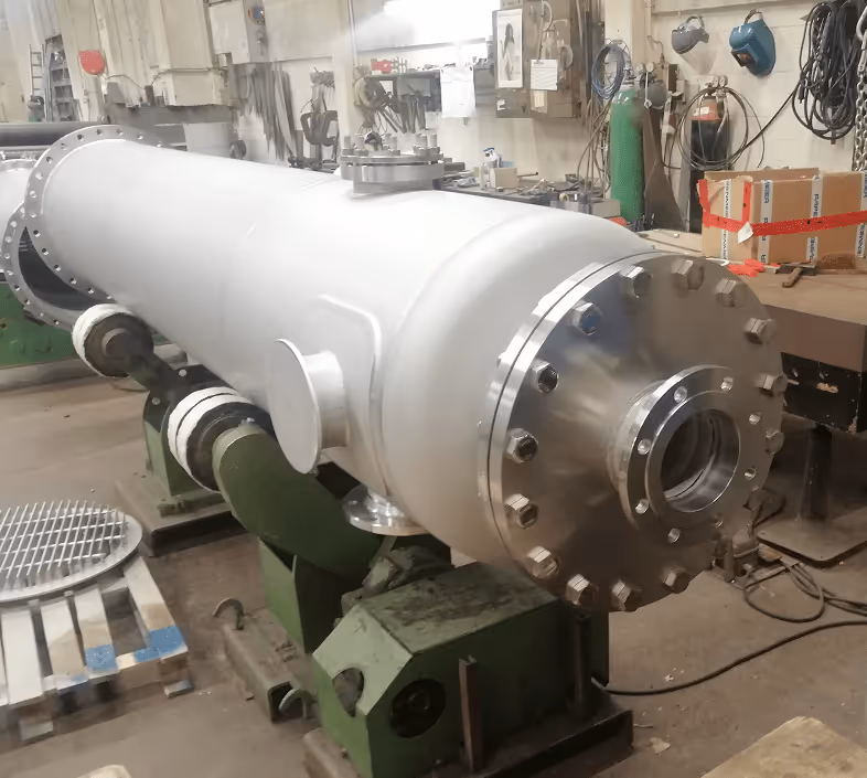 Silberner Edelstahltank in einer Werkstatt