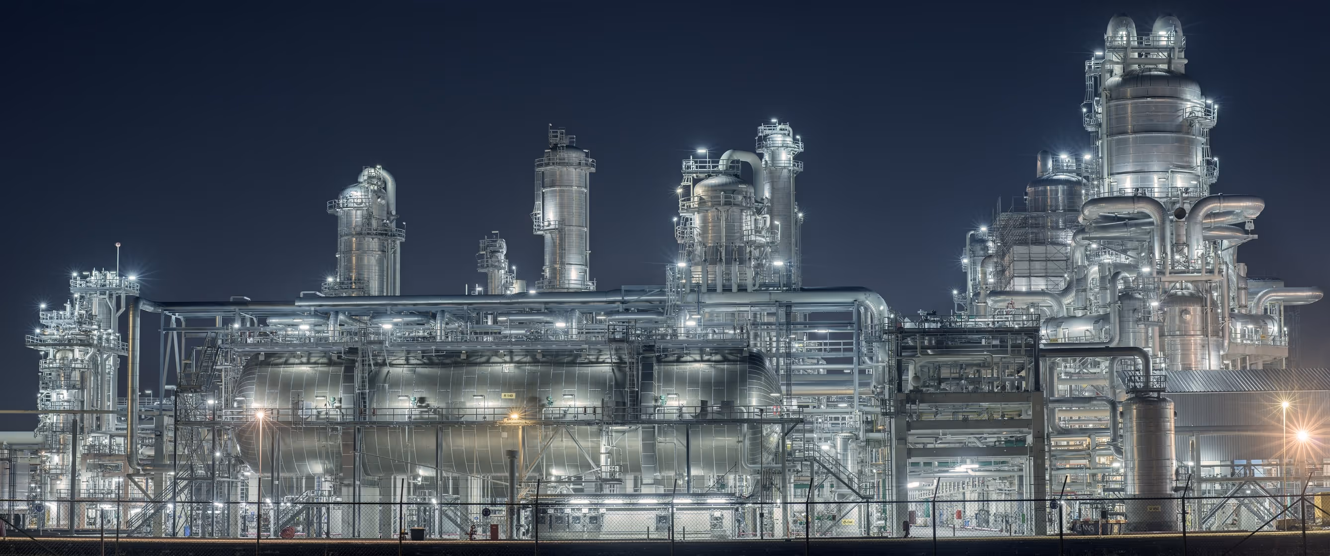 Eine große Industrieanlage aus Edelstahl