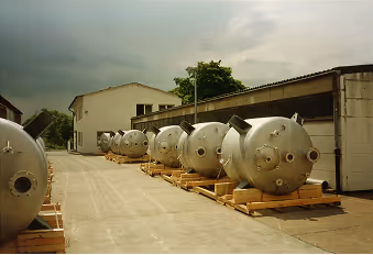 Foto aus 1986 von mehreren Lagertanks