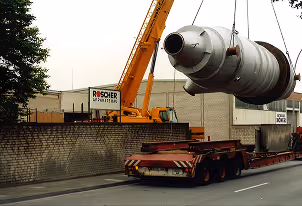 Foto eines Krans der einen großen Edelstahltank hebt