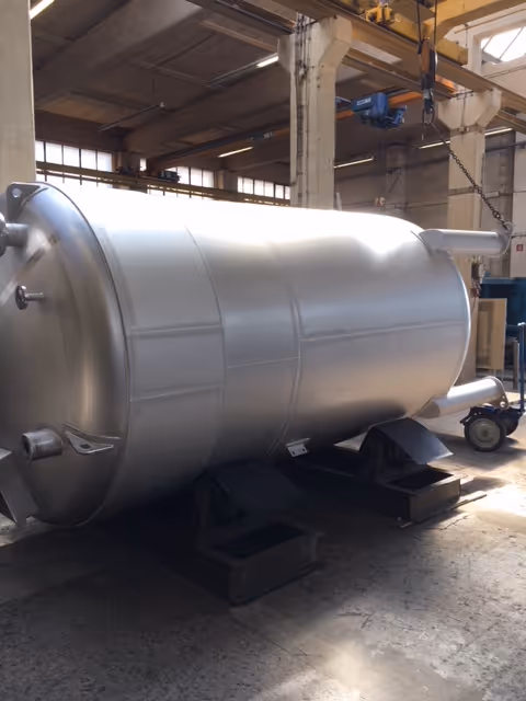 Ein silberner Edelstahltank in einer Halle
