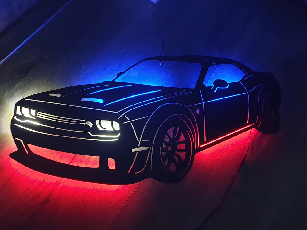 Podświetlana dekoracja LED RGB z konturem Dodge Challengera SRT zawieszona na ścianie, świecąca kolorowym światłem.