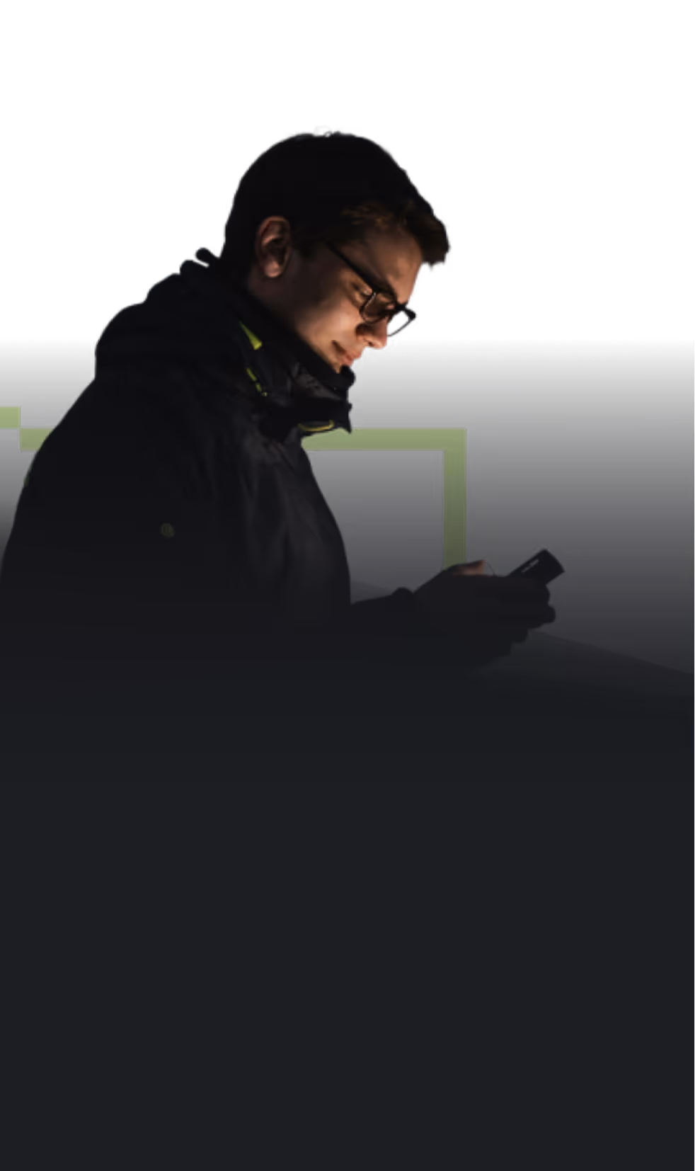 Un homme avec un téléphone qui utilise smart tribune