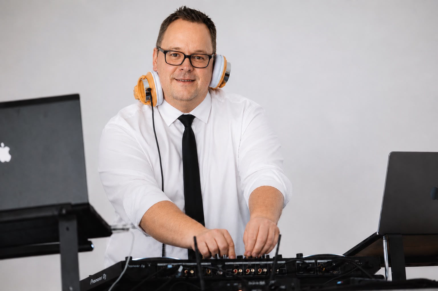 Dj HädwigMusic hinter dem DJ Pult beim Auflegen auf einer Hochzeit.