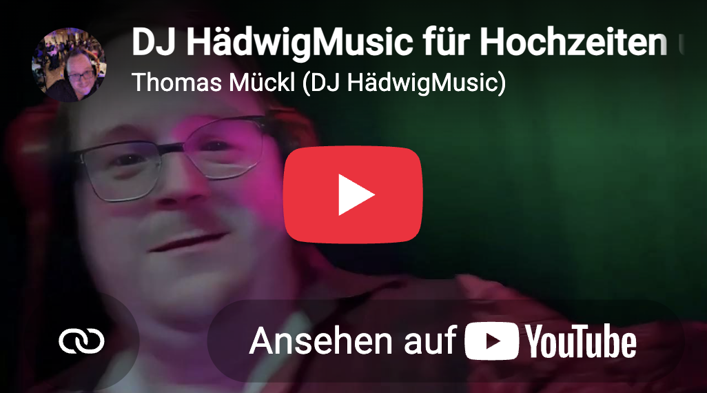 Porträt eines Mannes mit Brille und Kopfhörern, violett und grün beleuchtet, mit dem Text "DJ HädwigMusic für Hochzeiten" und "Thomas Mückl (DJ HädwigMusic)" sowie einem YouTube-Play-Button und der Aufforderung "Ansehen auf YouTube".