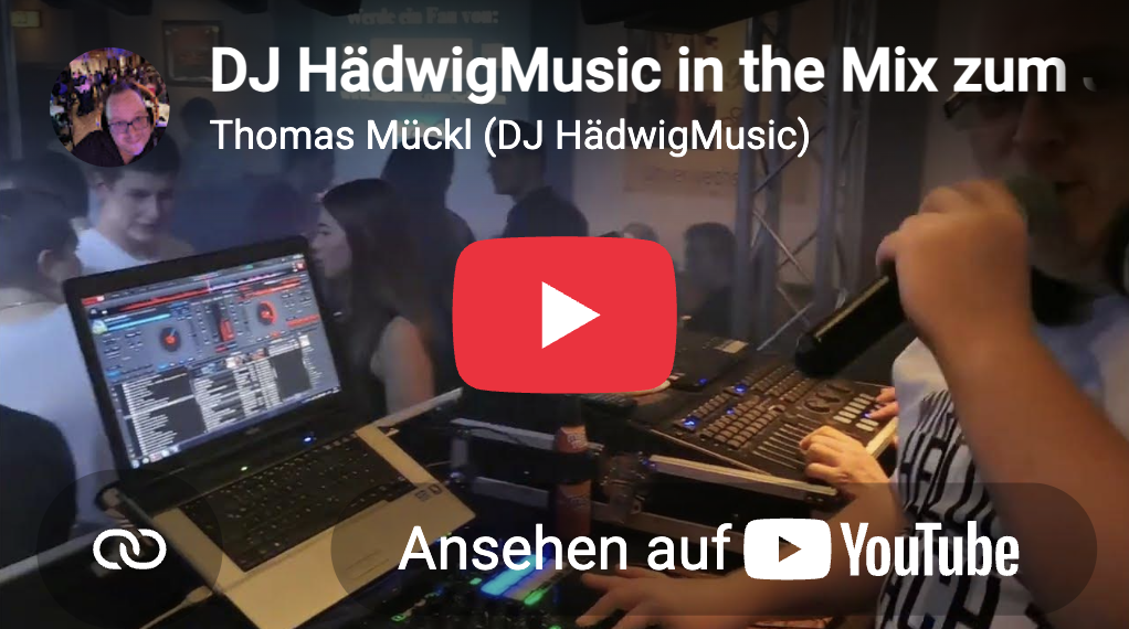DJ hält Mikrofon und steht vor DJ-Mischpult mit Laptop in einem Club mit tanzenden Menschen, stilisierte Wiedergabetaste in der Mitte und Text auf Deutsch über DJ HädwigMusic auf YouTube.