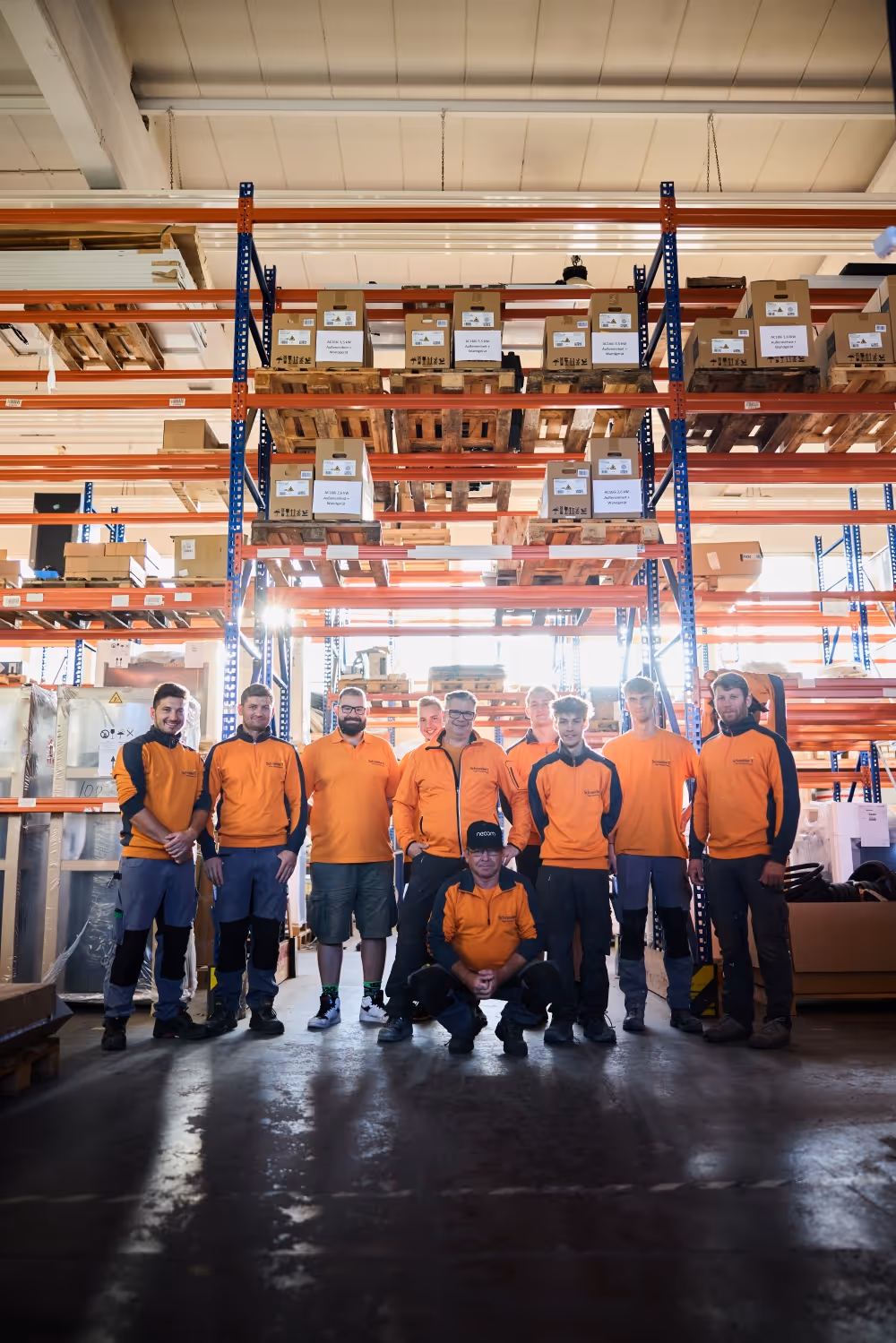 Teamfoto von Schneider Solar im Lager