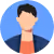 Illustration d'un homme avec des cheveux noirs courts, portant une chemise rouge et une veste bleu foncé, sur un fond bleu circulaire.