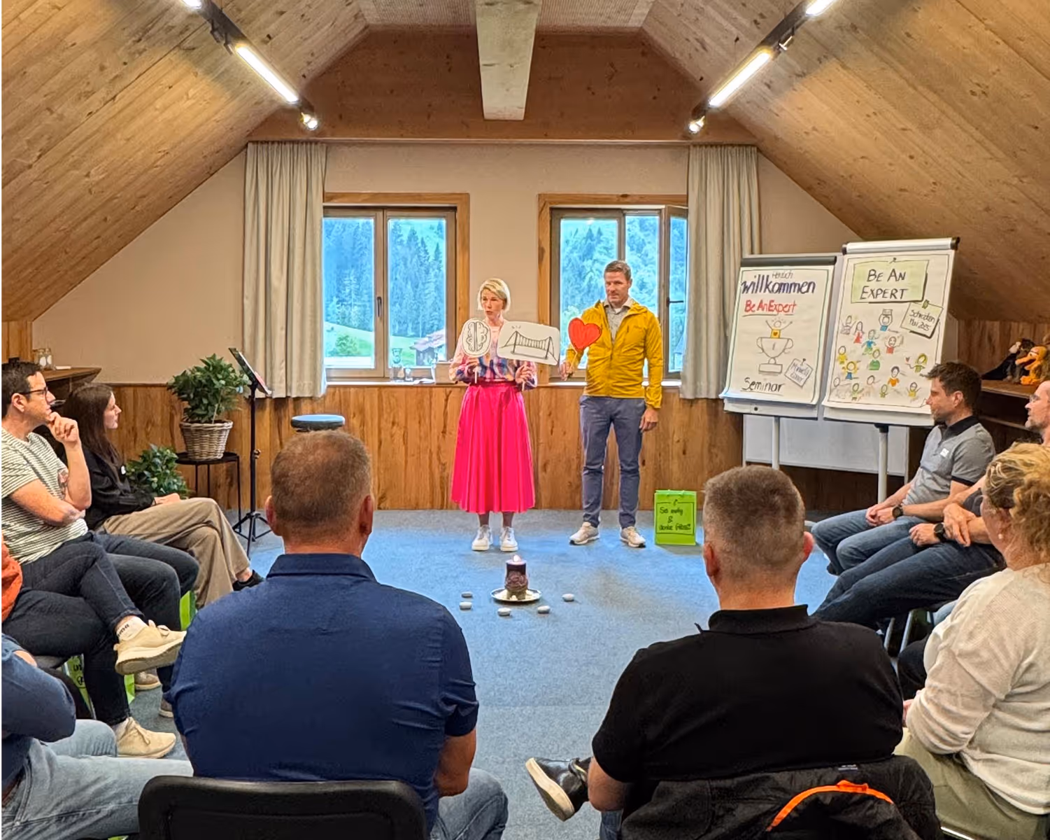 Manuela Ederer spricht leidenschaftlich vor einer Seminargruppe – voller Klarheit, Energie und Begeisterung für authentisches Verkaufen.