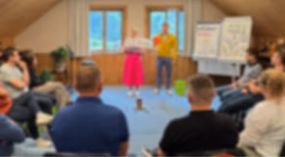 Manuela Ederer spricht leidenschaftlich vor einer Seminargruppe – voller Klarheit, Energie und Begeisterung für authentisches Verkaufen.