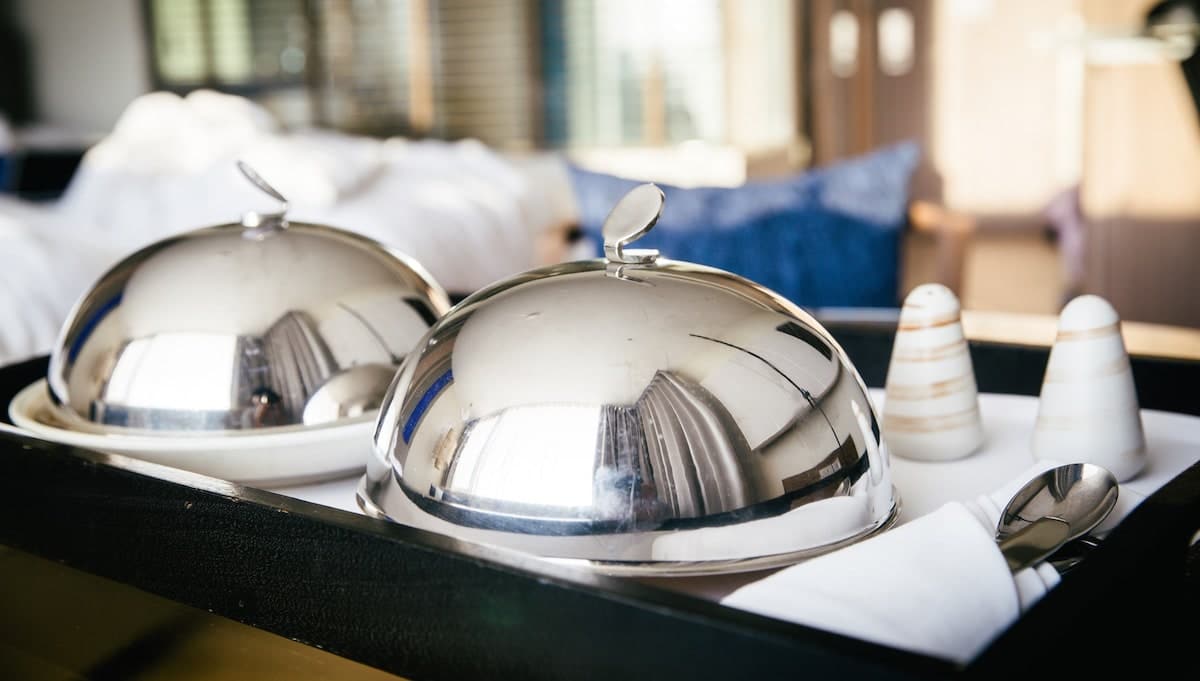 Simple ways for hotels to upsell to guests | hotel upselling software