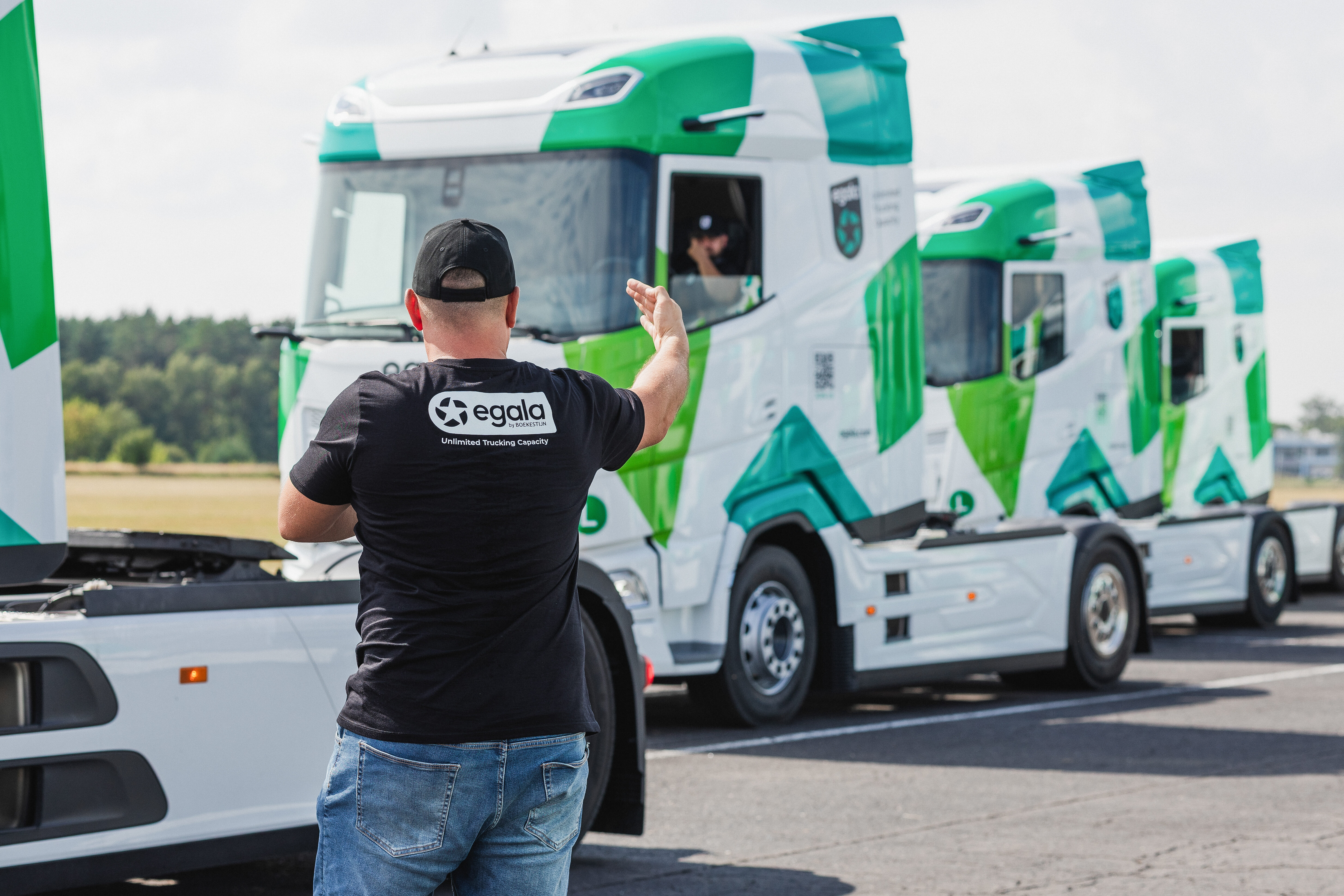 Egala by Boekestijn truck driver guiding a colleague during parking — teamwork and precision in safe European trucking operations.