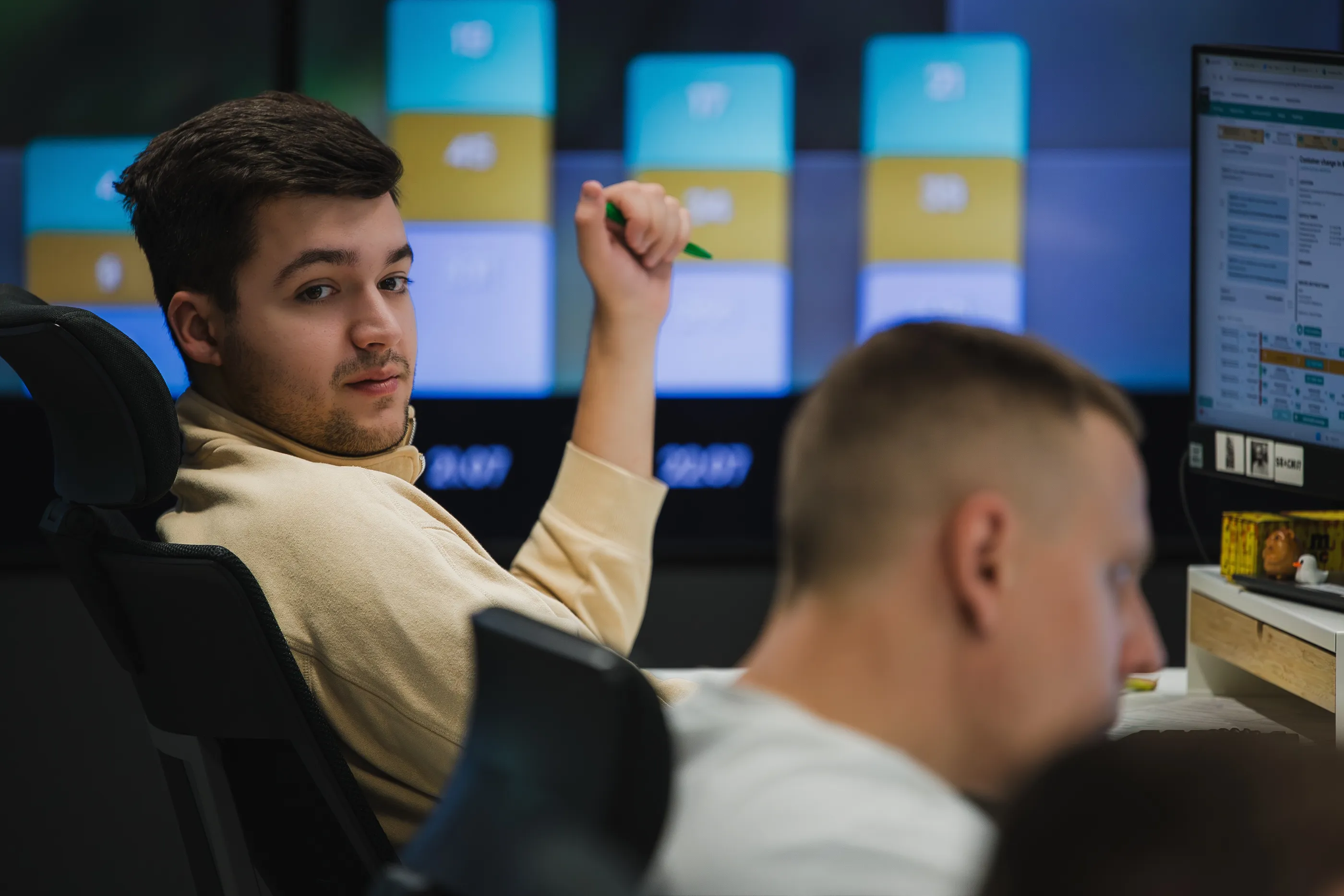 Egala by Boekestijn logistics team member reviewing transport data on screen inside the operations center, collaborating with colleagues in a modern, technology-driven workspace