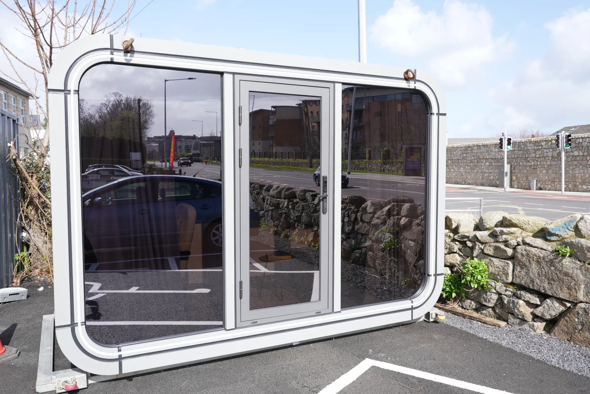 Concept Modular office pod with rounded frame, glass door and full-height glazing