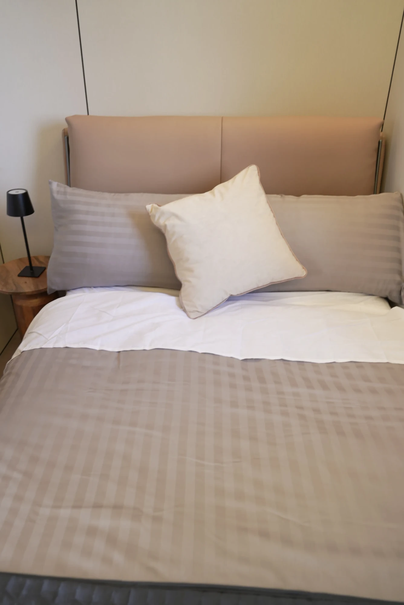 Concept Modular guest bedroom with upholstered headboard and bedside lamp