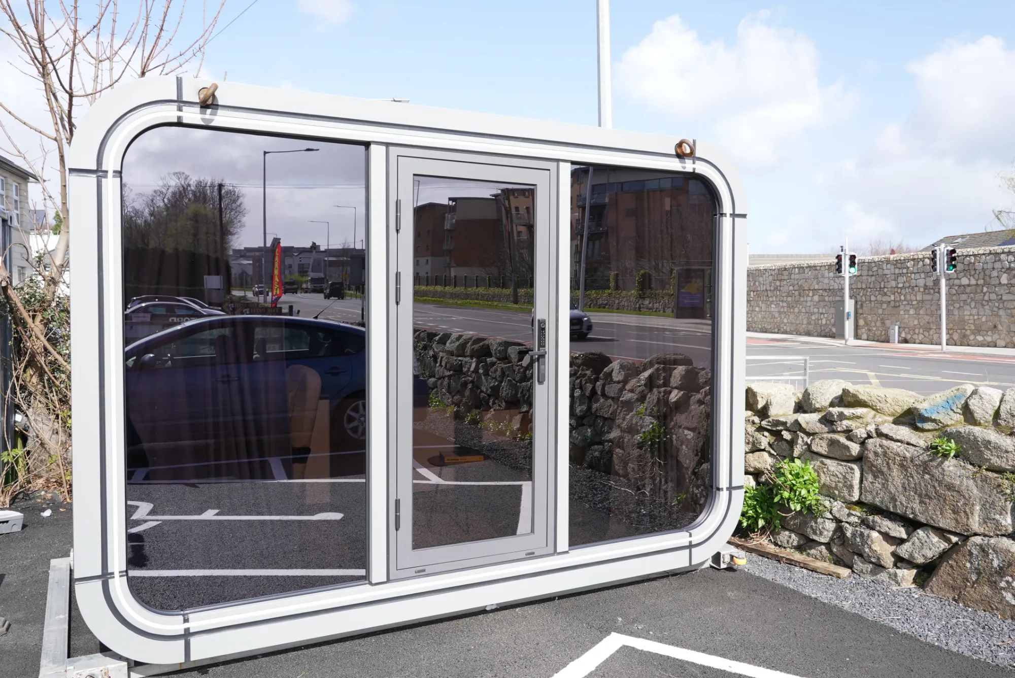 Concept Modular garden office pod with rounded frame, glass door and full-height glazing