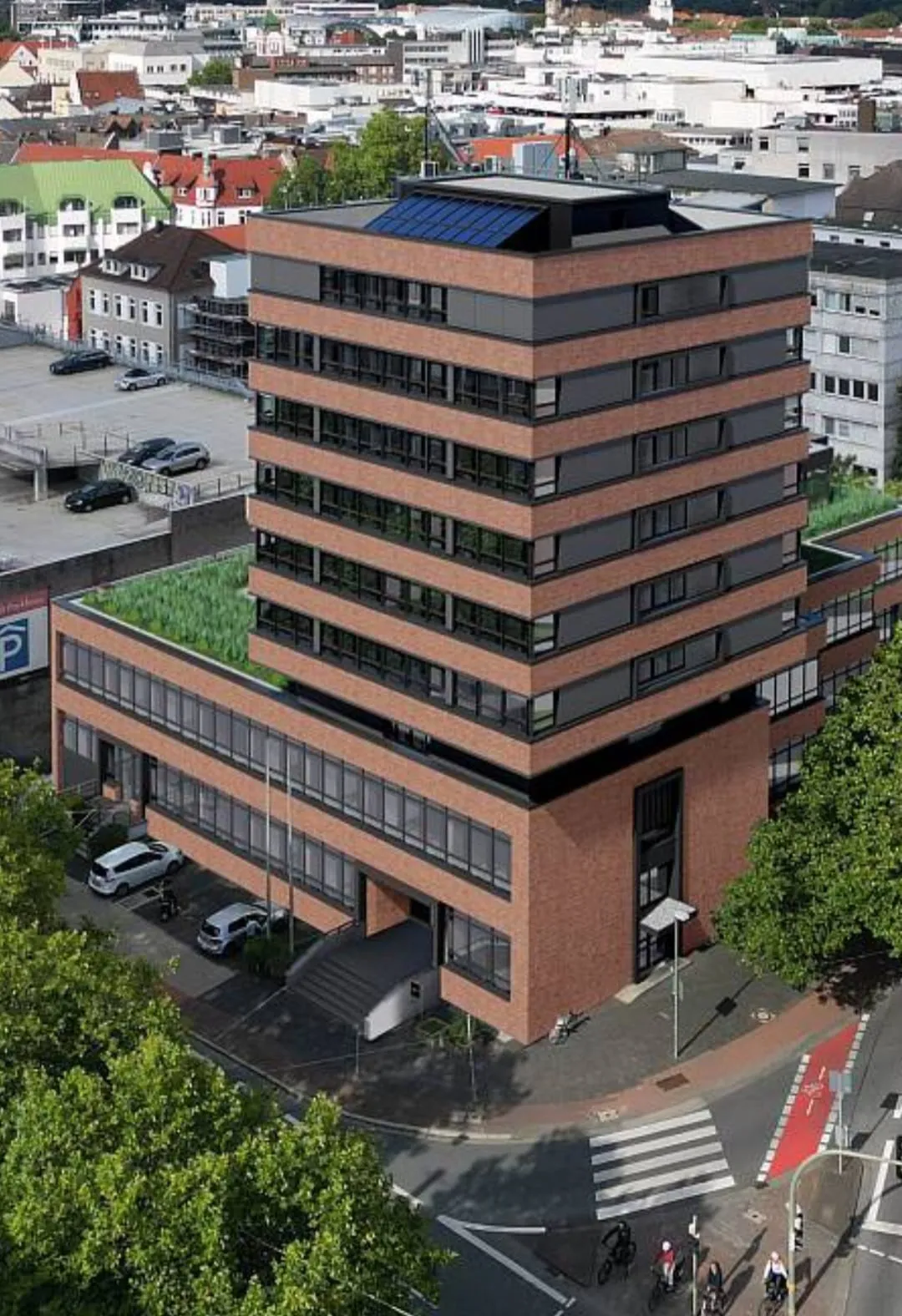 Drohnenaufnahme von einem roten mehrstöckigen Gebäude