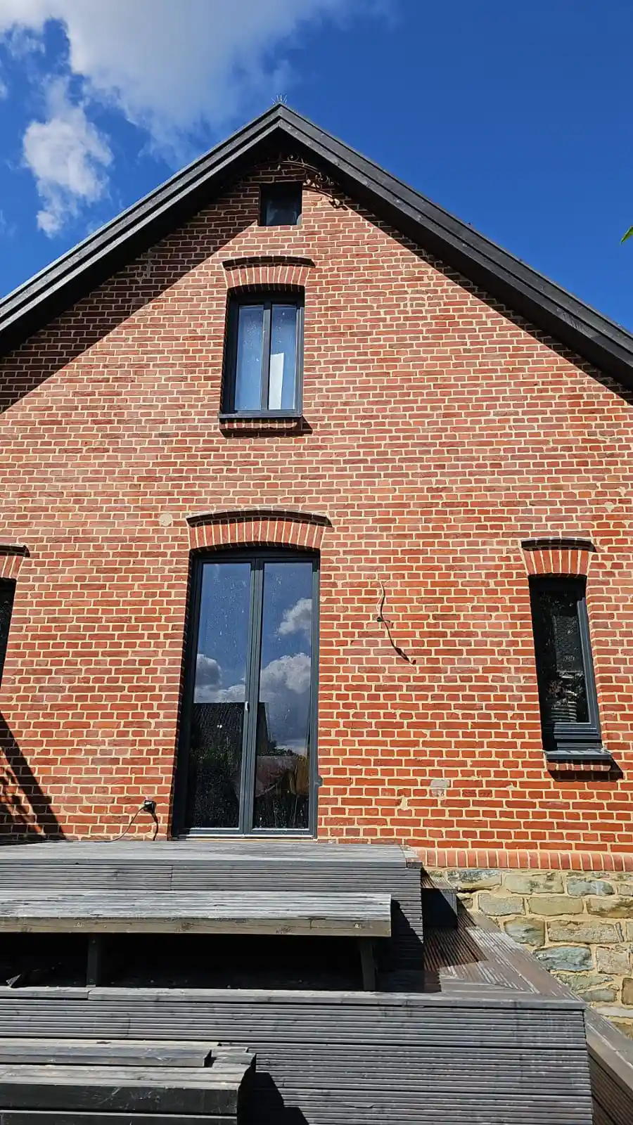 Frontansicht auf ein Haus aus roten Klinkersteinen