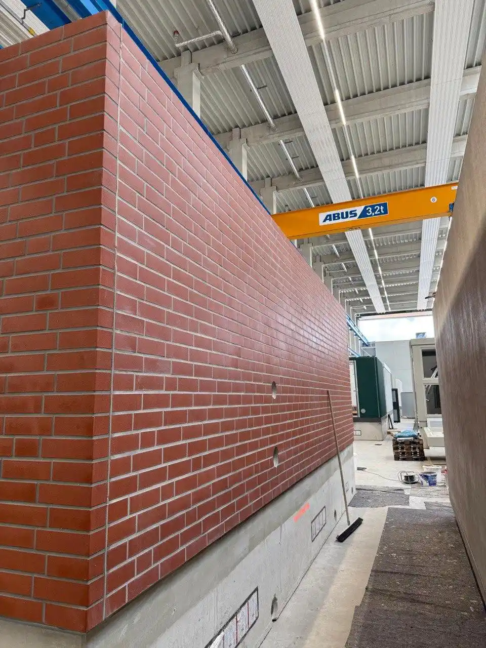 Wand eines Gebäudes mit rotem Klinker