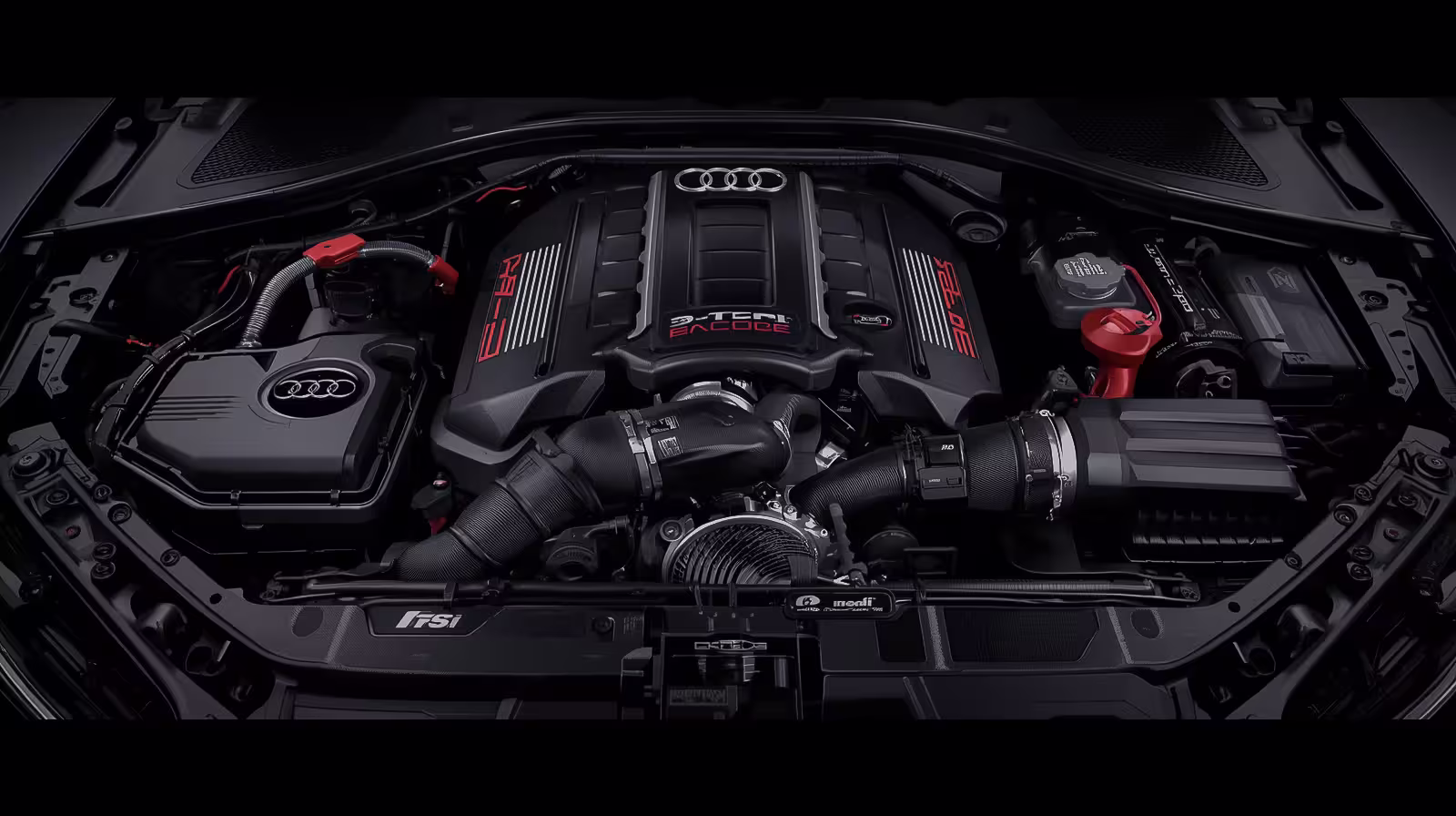 Técnico que limpia la acumulación de carbono del puerto de admisión de Audi durante el servicio de limpieza de nueces