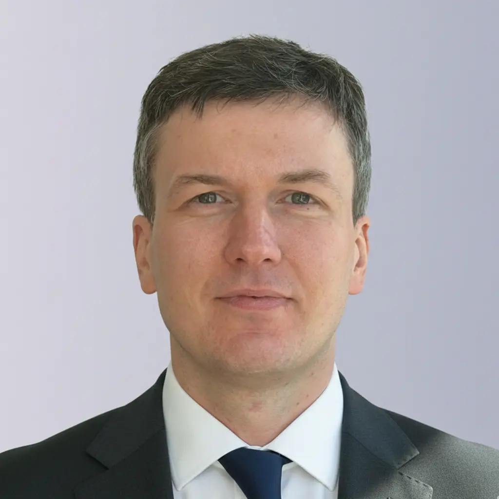 Two professionals shaking hands outdoors, symbolizing partnership and collaboration.