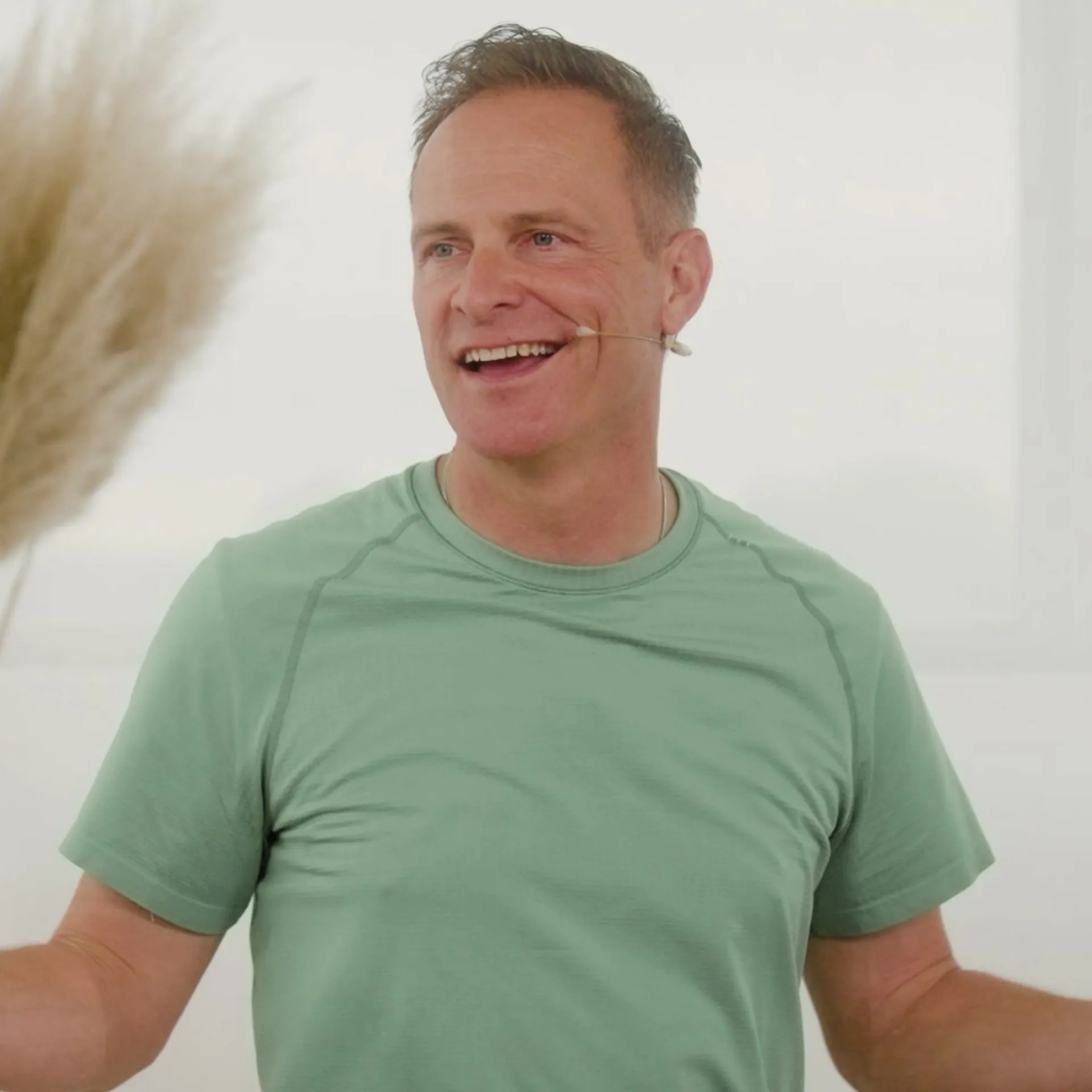 Maurice Calmano, Sportwissenschaftler und Rücken-Coach, lächelt während einer Kursaufnahme.