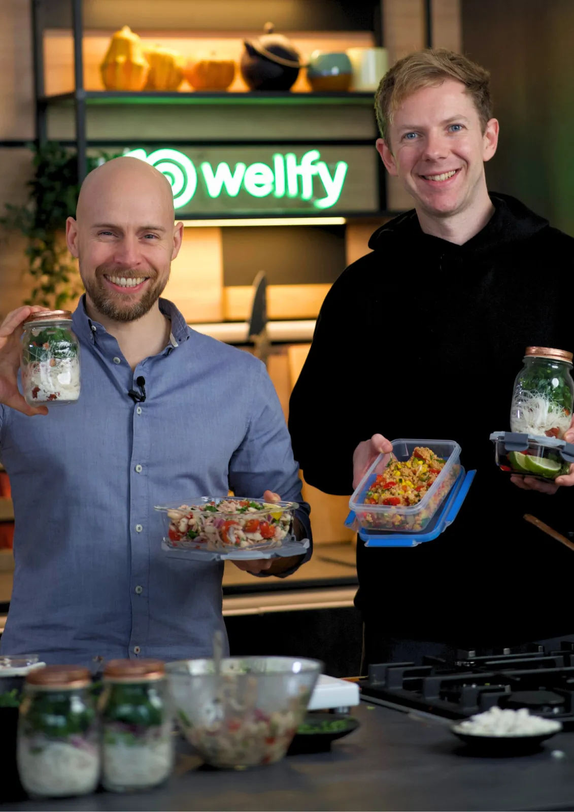 Matthias Malmedie unterstützt Teilnehmer bei Rückenübungen – Onlinekurs für Rückentraining.