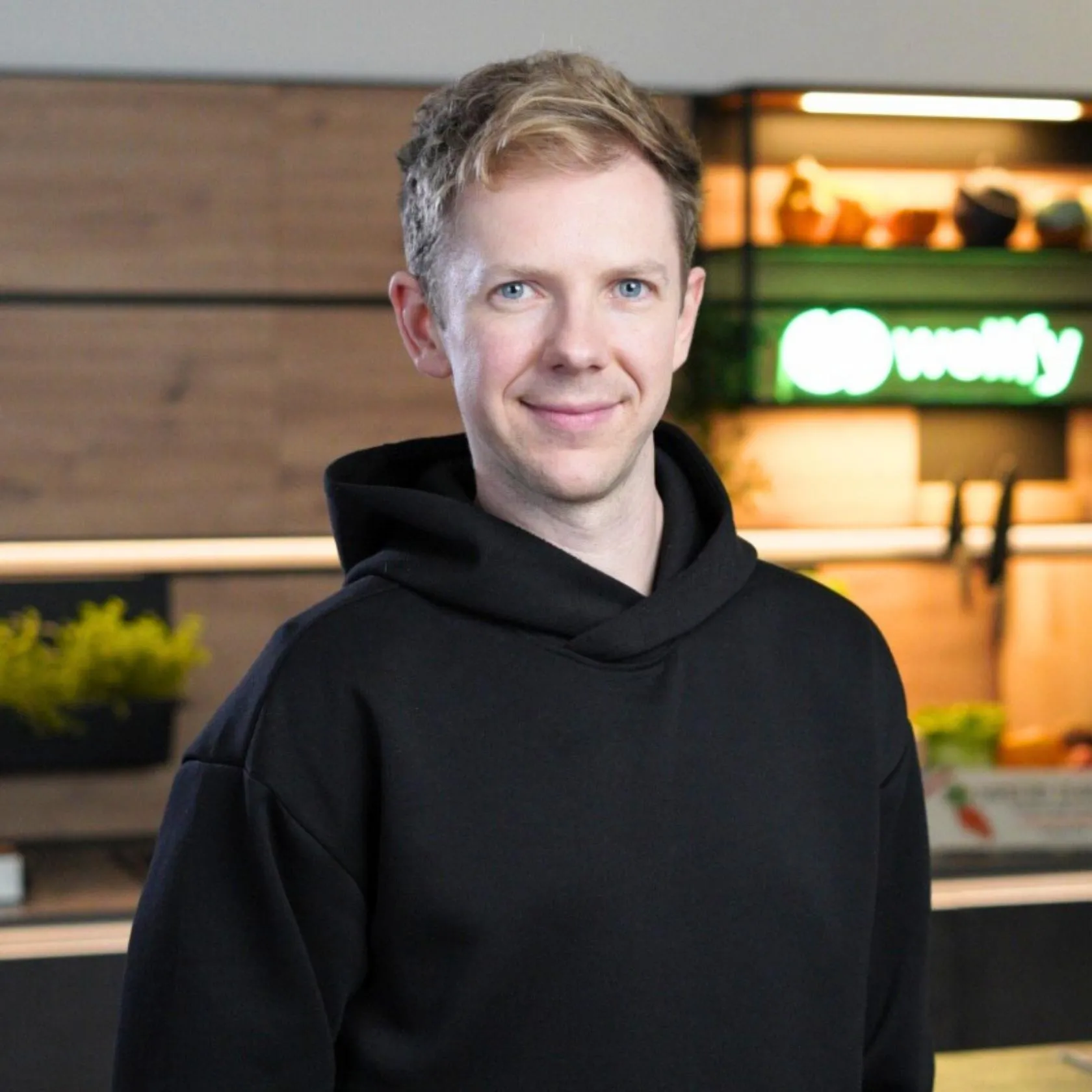 Maurice Calmano, Sportwissenschaftler und Rücken-Coach, lächelt während einer Kursaufnahme.