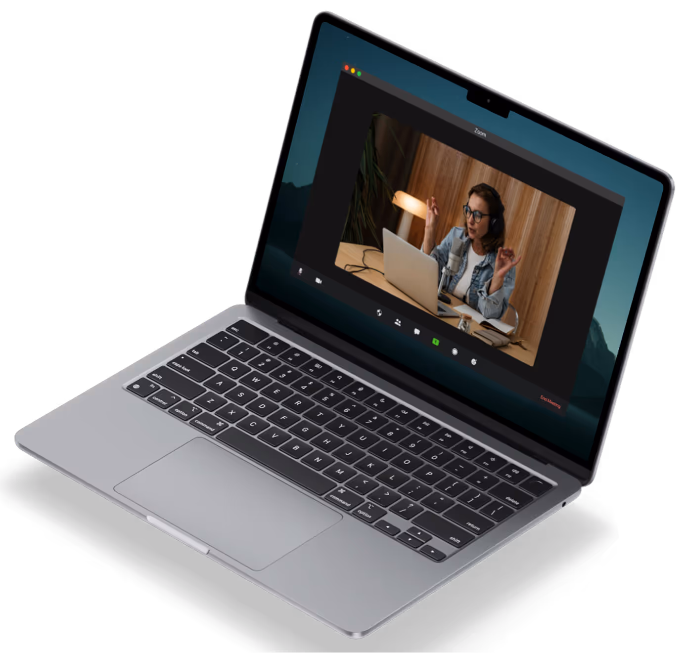 MacBook Air mit geöffnetem Videoanruf, auf dem eine Frau mit Kopfhörern spricht und gestikuliert.
