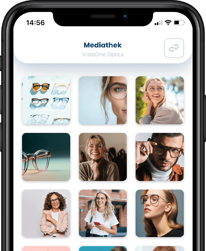 Smartphone-Bildschirm zeigt eine Mediathek mit verschiedenen Bildern von Brillen und Personen, die Brillen tragen.