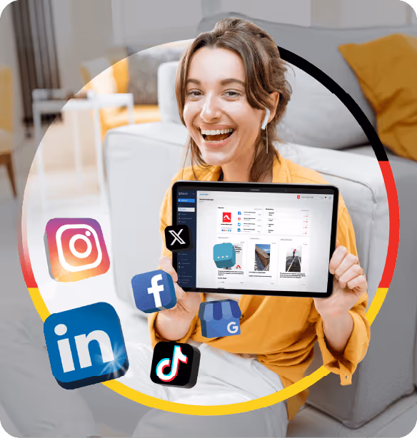Lächende Frau mit gelbem Oberteil zeigt ein Tablet mit einer Website, umgeben von Symbolen sozialer Medien wie Instagram, Facebook, LinkedIn, TikTok und X.