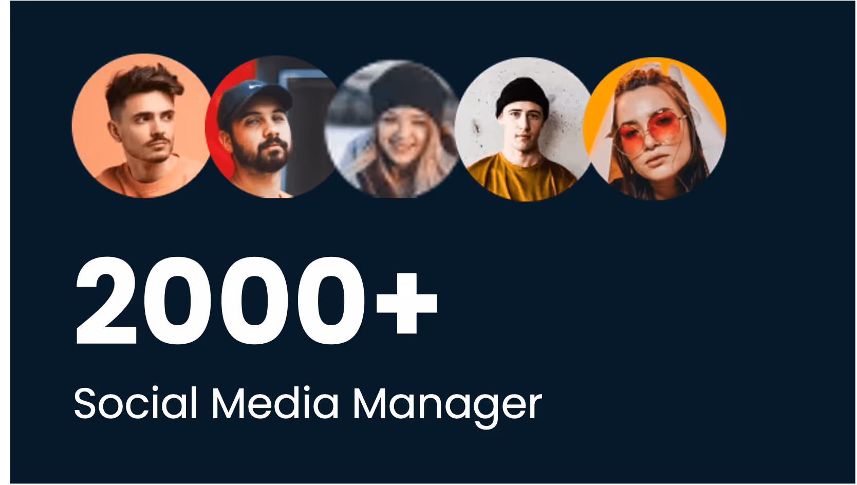 Porträts von fünf Personen in kreisförmigen Rahmen über dem Text „2000+ Social Media Manager“ vor dunklem Hintergrund.
