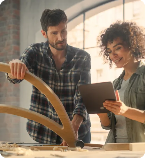 Zwei Handwerker begutachten Lomavis Optionen auf einem Tablet.