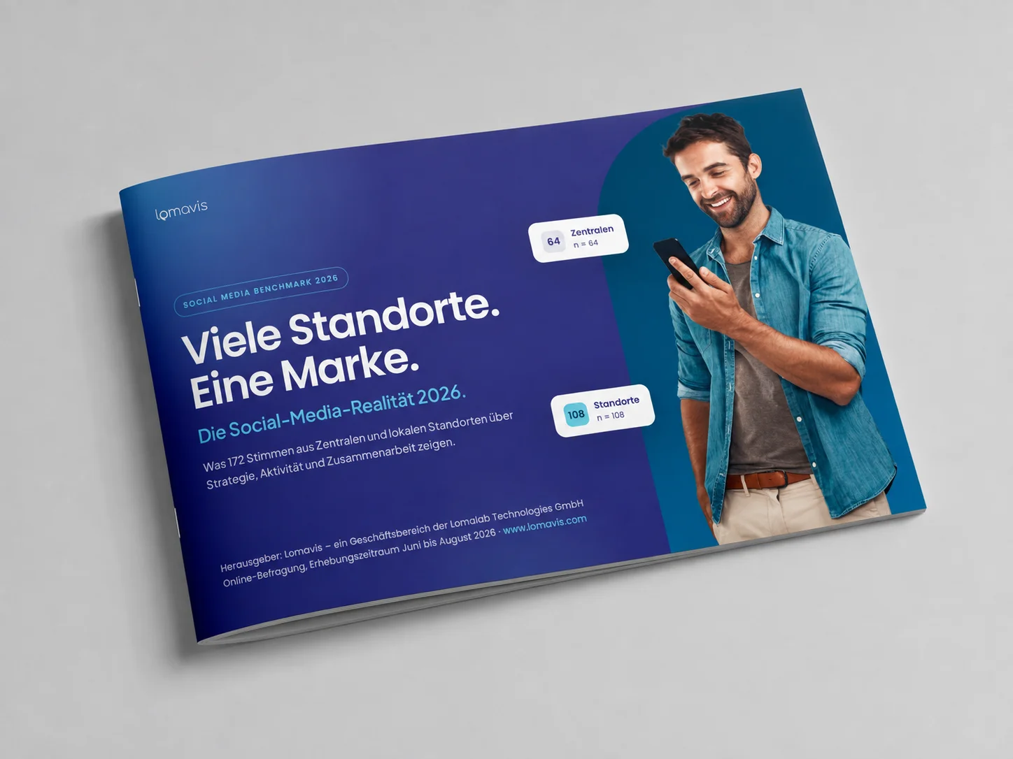 Titelseite der Studie "Social Media Benchmark 2026" von Lomavis mit dem Titel "Viele Standorte. Eine Marke. Die Social-Media-Realität 2026." Ein Mann mit dunklem Bart, blauem Hemd und beiger Hose schaut lächelnd auf sein Smartphone. Es werden Daten gezeigt: 64 Zentralen und 108 Standorte, basierend auf 172 Stimmen zu Strategie, Aktivität und Zusammenarbeit.