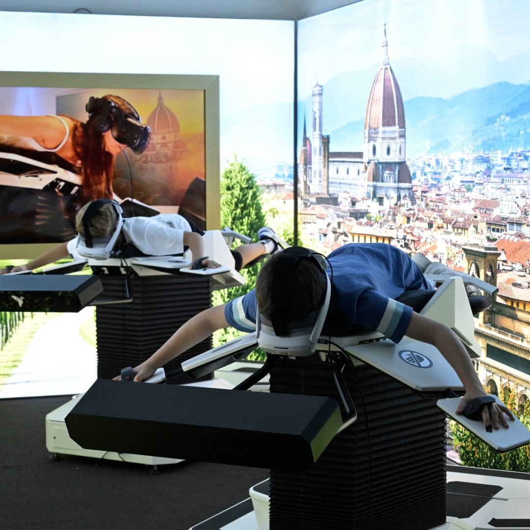 Visitatori in volo con i simulatori VR sopra Firenze