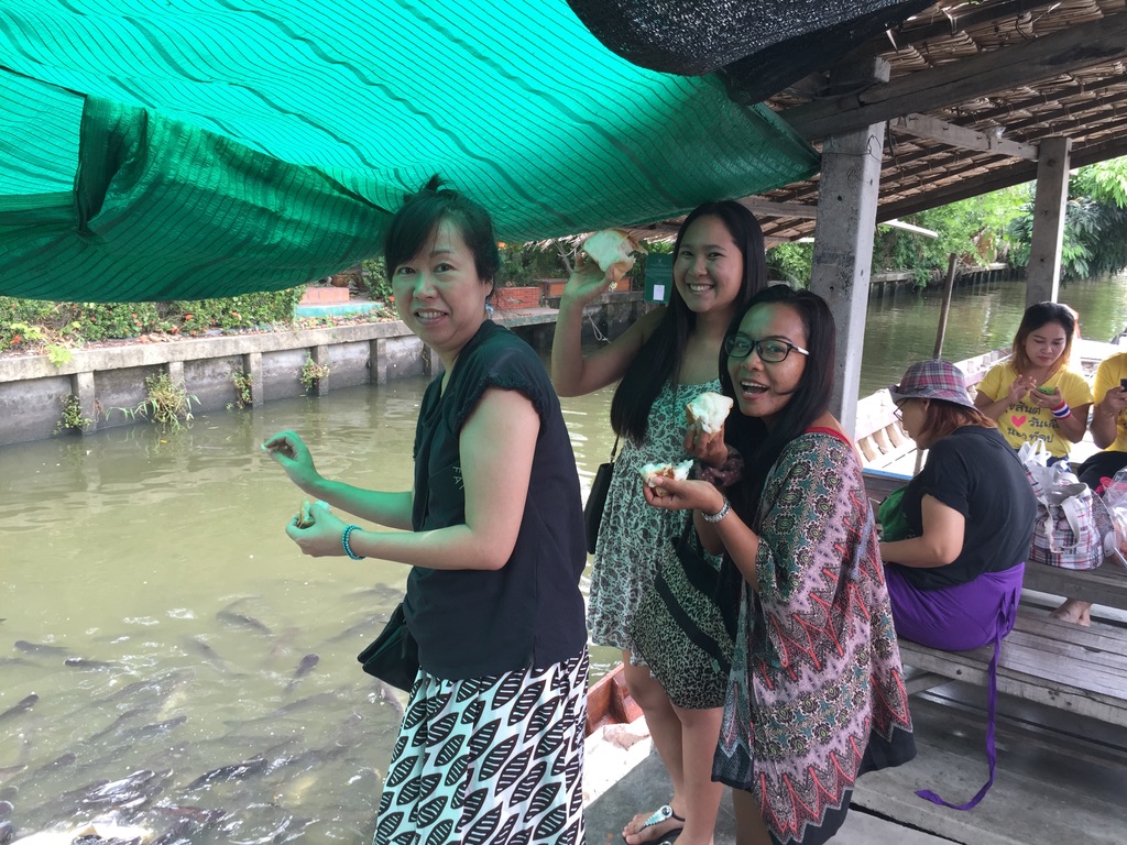 タイ人の友人と運河で魚のえさやり