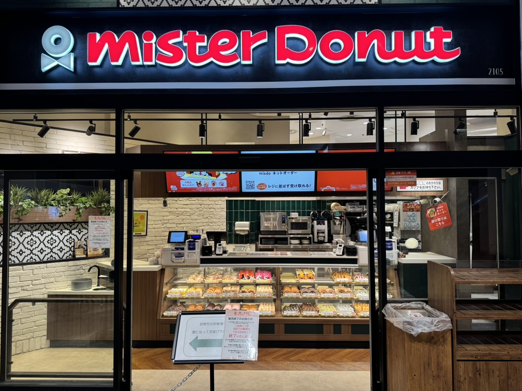 Bangkok 7-Eleven glowing at night