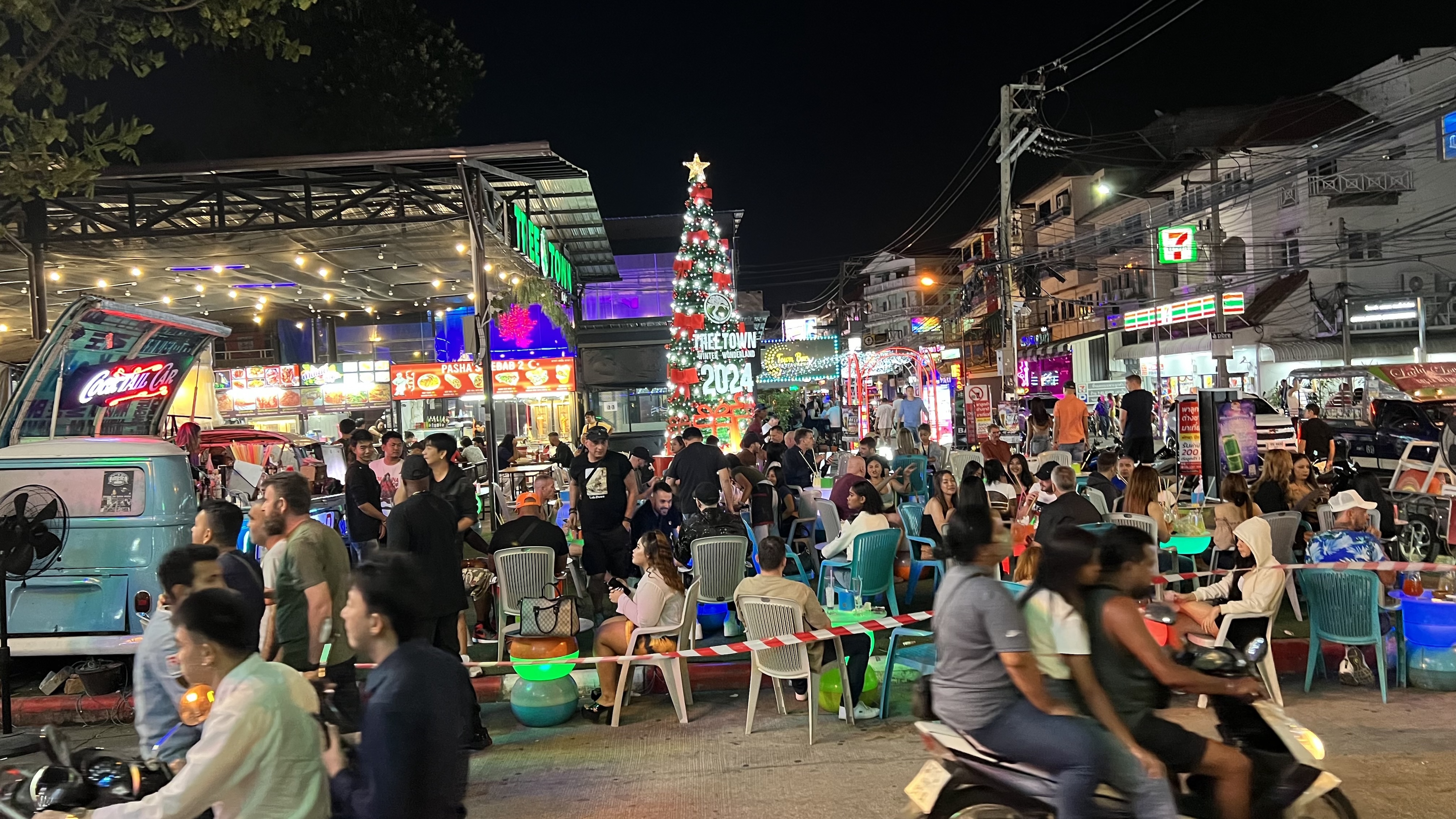 バンコク — 12月の街の賑わい