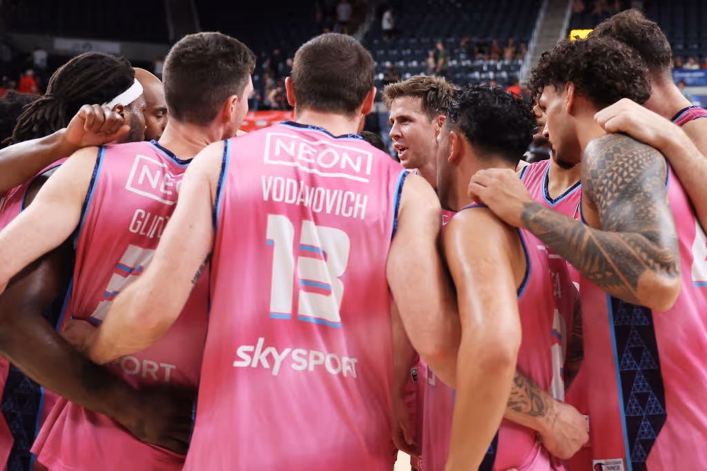 Aussies Worry the Breakers Are on Verge of Glory Again