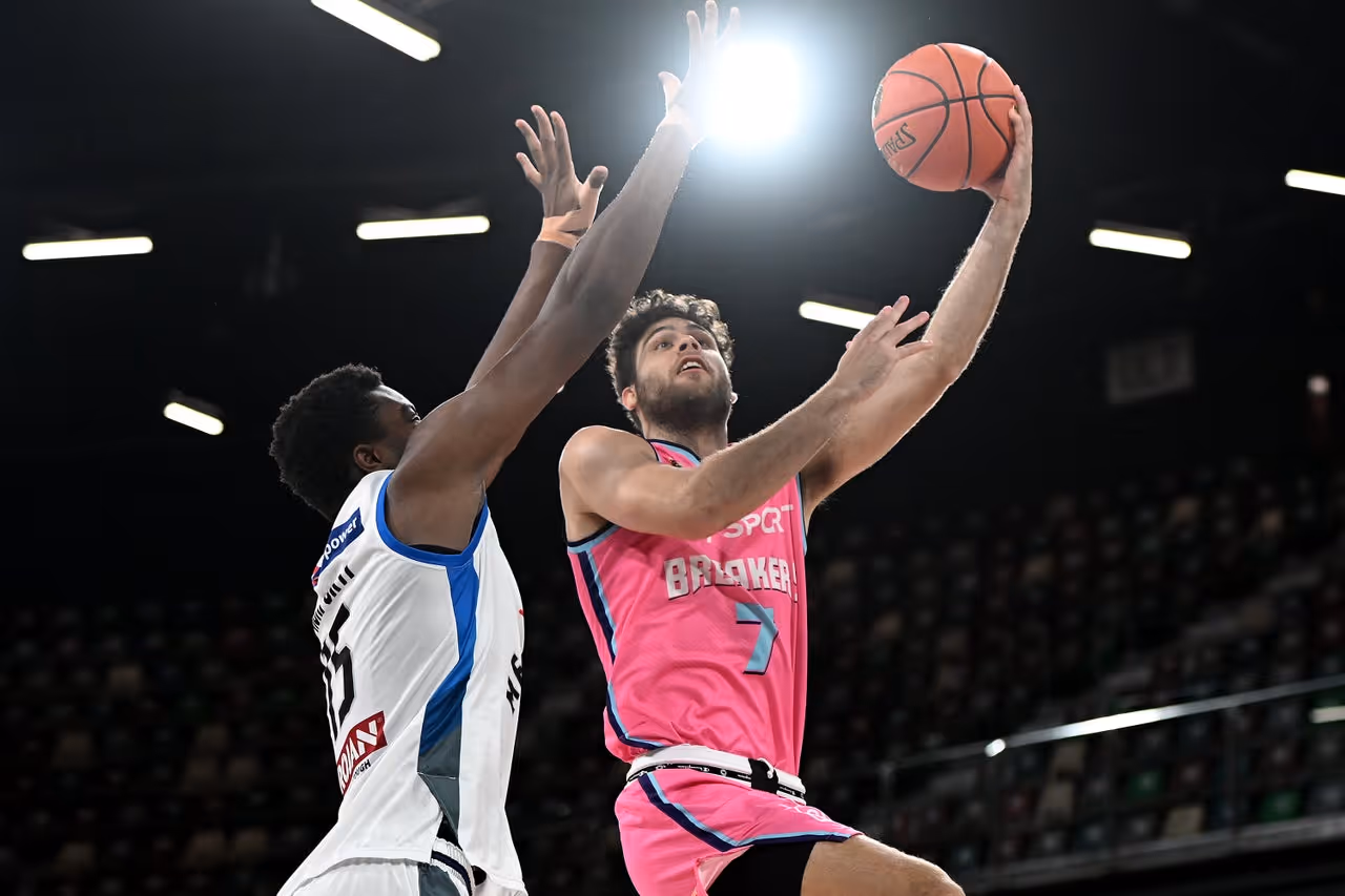 Breakers make United earn it in Hobart